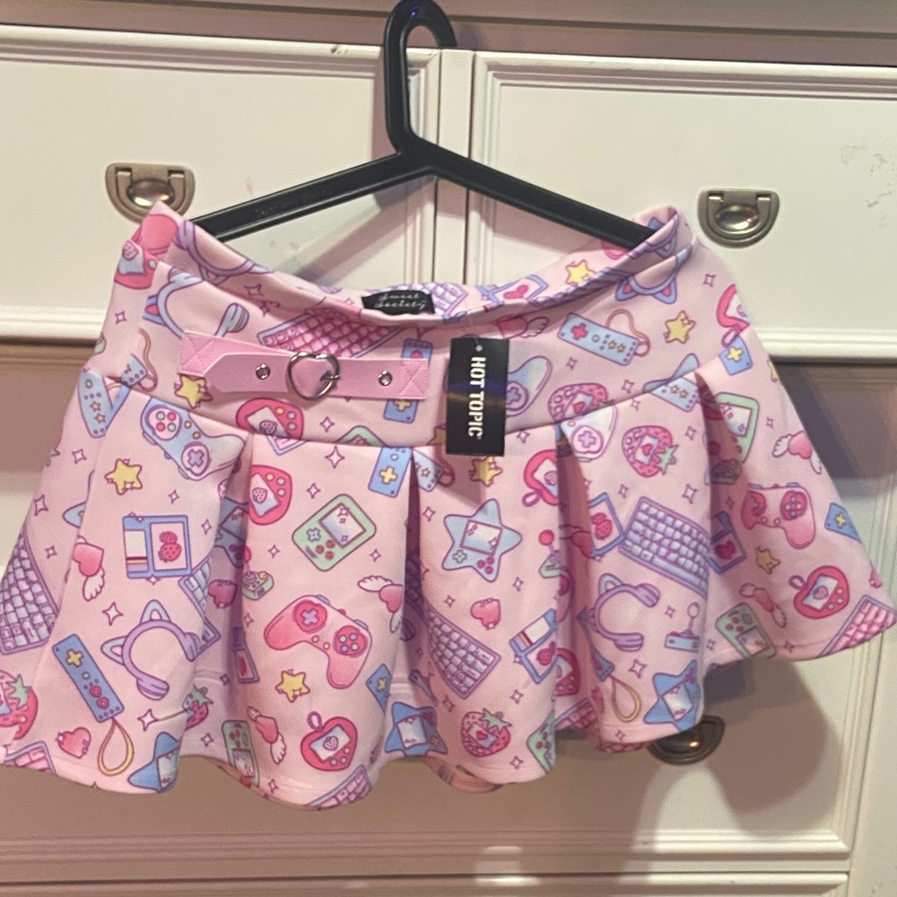 NWT Hot Topic Sweet Society Gamer Heart Buckle Pleated Skirt